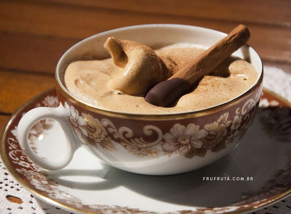 Merengue de Café (ou capuccino de batedeira) - A espuma que vai transformar seu café com leite. E é vegana! | Receita | Pati Bianco | Fru-fruta