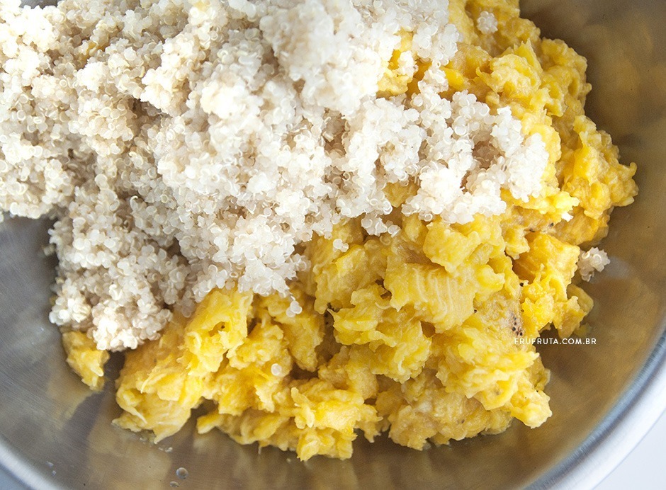 Bolinho de Banana-da-terra, Quinoa, Nozes e Curry. Um Acompanhamento Surpreendente! | Receita | Pati Bianco | Fru-fruta