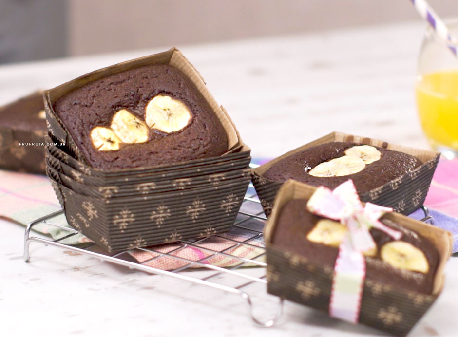 Mini-Bolo de Chocolate com Banana - Sem Glúten e Sem Ovos. Perfeito para a lancheira! | Receita | Video | Pati Bianco | Fru-fruta